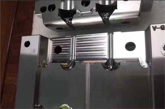 深圳藍(lán)牙耳機(jī)模具哪家好？博騰納出品耳機(jī)有分模線但你看不見(jiàn)！