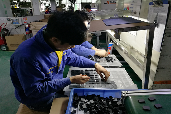 選擇藍(lán)牙耳機(jī)模具廠——開(kāi)模前您需要了解這個(gè)！