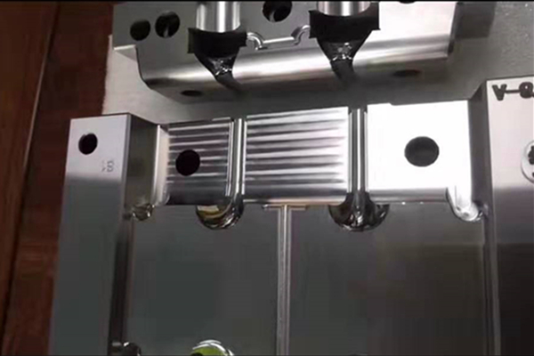 深圳藍牙耳機模具哪家好？博騰納出品耳機有分模線但你看不見！